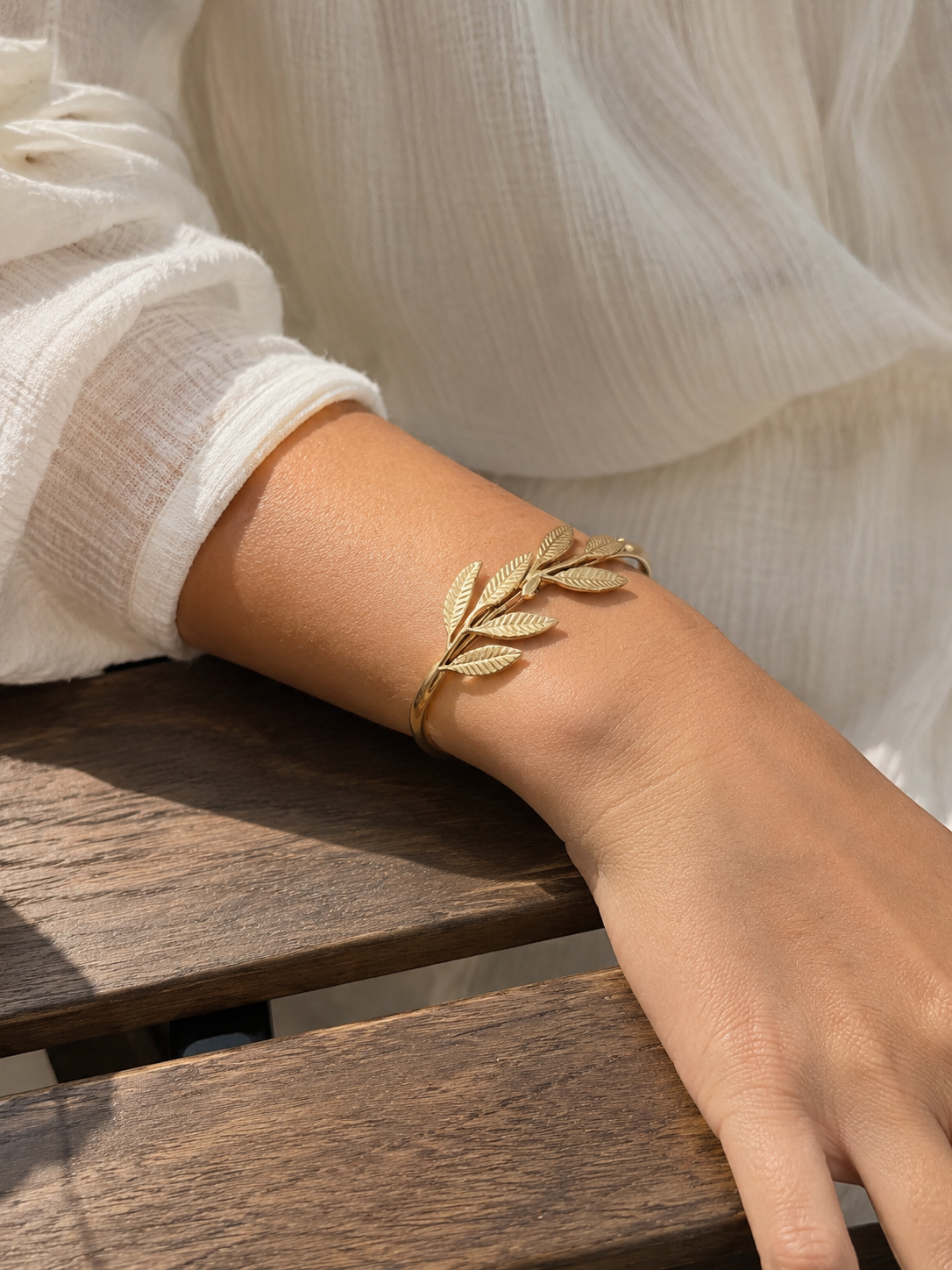 Bracelet jonc feuilles doré